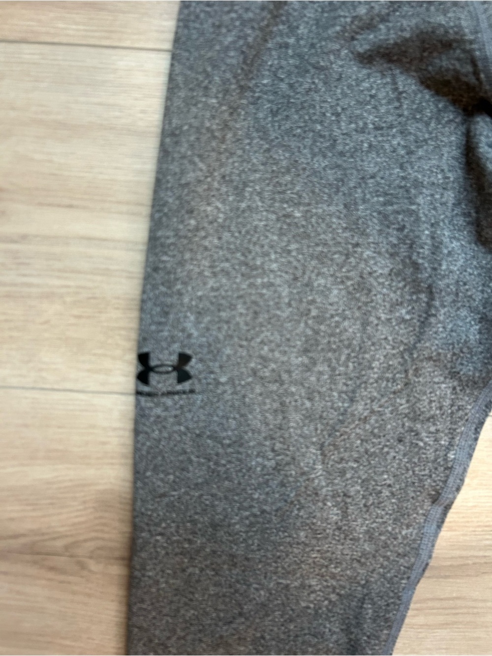 NWT ! Under Armour Kids' Charcoal Gray Compression Leggings with Black Waistband - Picture 2 of 4